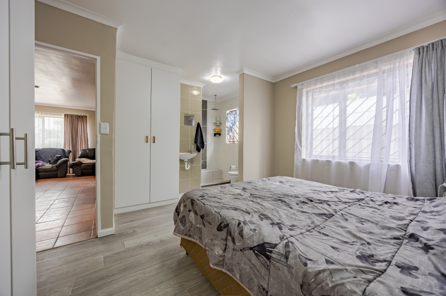 3 Bedroom Property for Sale in Oakglen Western Cape